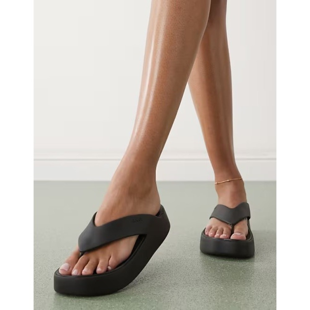 Crocs Getaway Platform Flip Flop Womens 7 Black Thong Chunky Sandal Minimalist